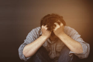 Man met hand op het hoofd — herkenbaar moment van mentale overbelasting