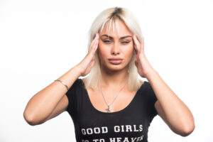 Jonge vrouw met handen op haar gezicht — herkenbaar moment van overprikkeling